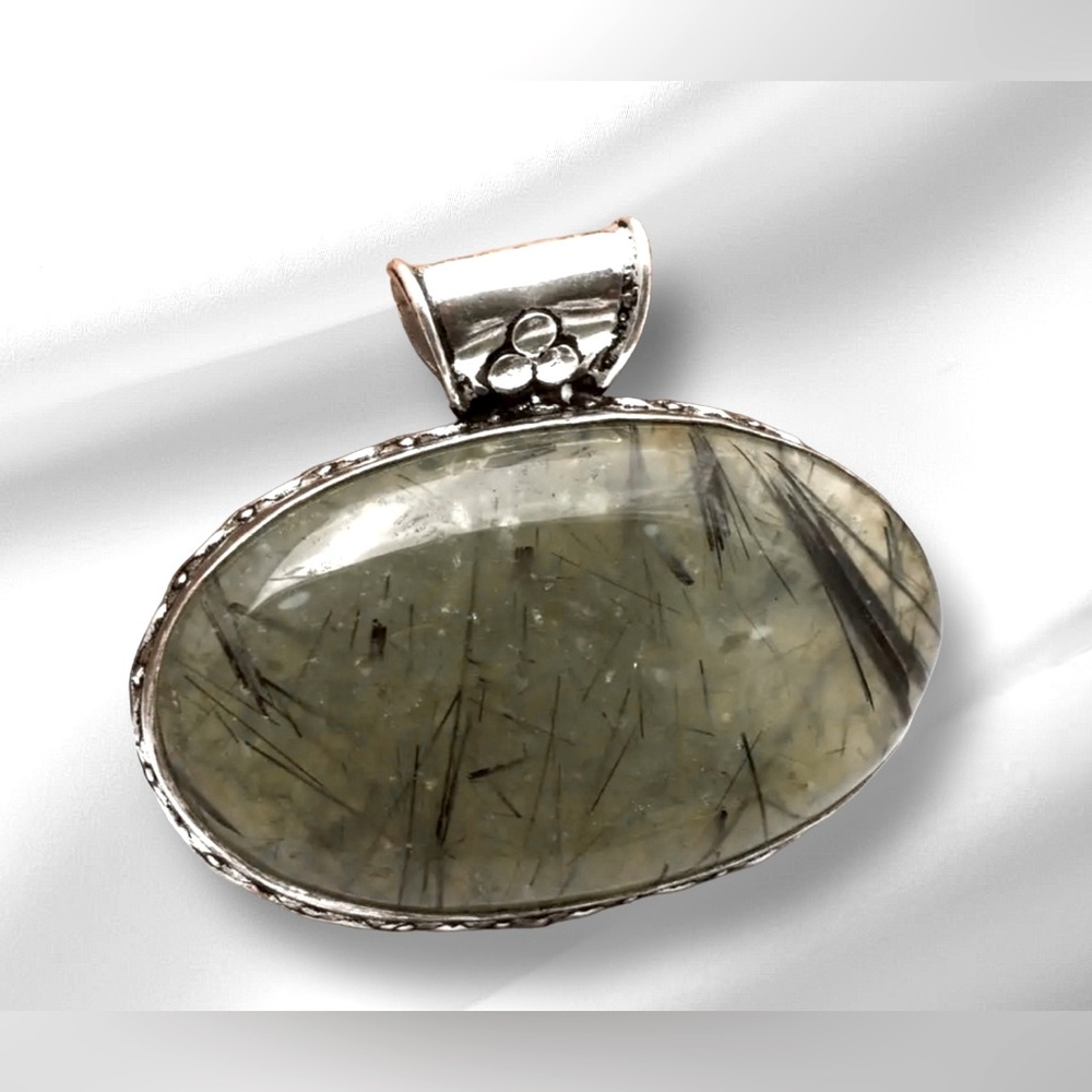 PREHNITE PENDANT